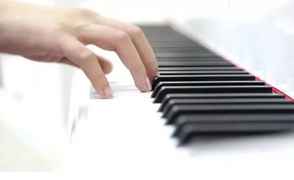 钢琴练习中到底要不要高抬指？