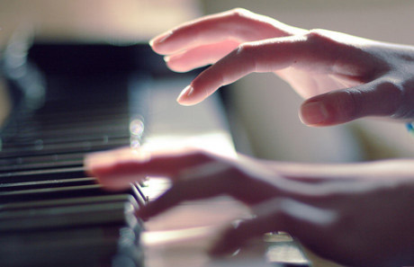 钢琴练习中需要高抬指吗？