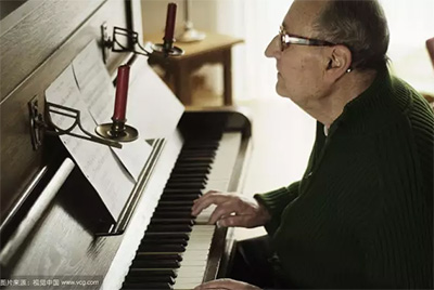 老年人弹钢琴有什么好处