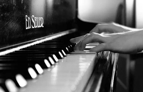 钢琴演奏中的触键和音色