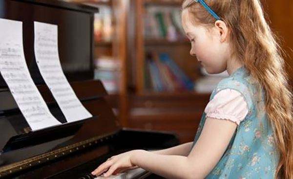不会弹琴的妈妈应该如何指导孩子练琴?