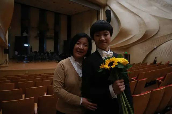 第一届北京国际肖邦青少年钢琴大赛少年组金奖得主铁顺顺和妈妈