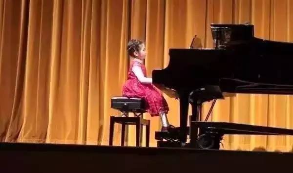 邓安雯，6岁的她在茱莉亚音乐学院预科班的考试中演奏了著名作曲家巴赫和莫扎特的作品，让评审惊艳，并被这所世界著名音乐艺术学院录取录取，成为该校史上最年轻的学生