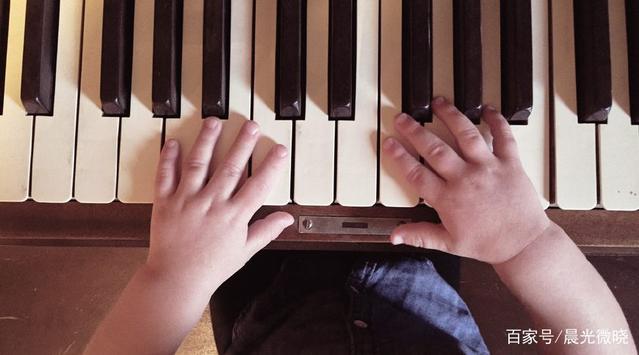 7周岁孩子学钢琴一年，没有自主学习能力，该放弃学琴吗？