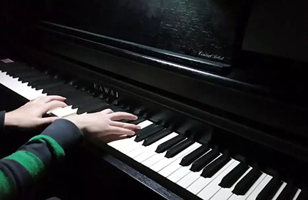 如何在不懂乐理的情况下自学钢琴？