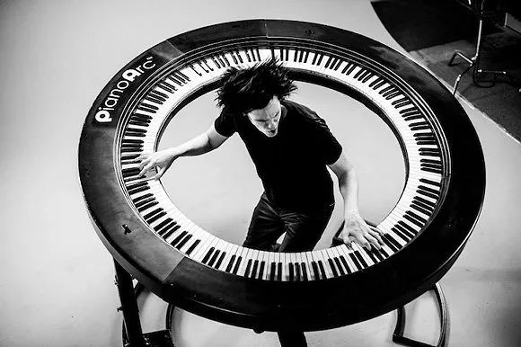 嫌88个琴键不够， Lady Gaga的主键盘手建了一台环形钢琴...