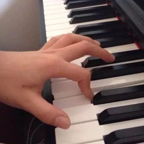 弹琴时，手指关节怎样才能立住？