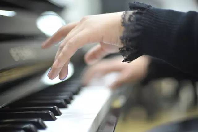 趣谈钢琴触键手指的角度