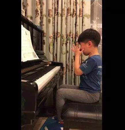 沙溢的儿子安吉弹钢琴