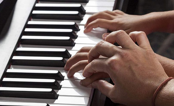 弹钢琴只要音符弹对了，哪个手指都没关系吗?