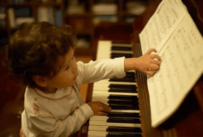 学钢琴并非越早越好 5岁前练习小手易受伤！！