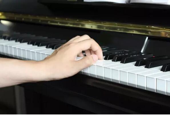 钢琴错误手型掌关节塌陷