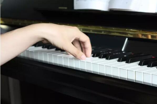 钢琴错误手型翘手腕