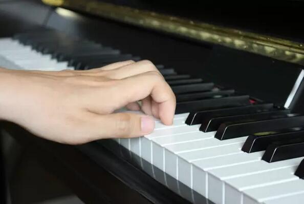 钢琴错误手型拇指夹指