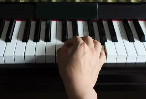 钢琴错误手型手掌倾斜