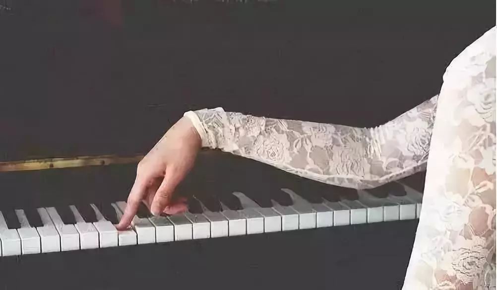 手小学钢琴是不是很不利？