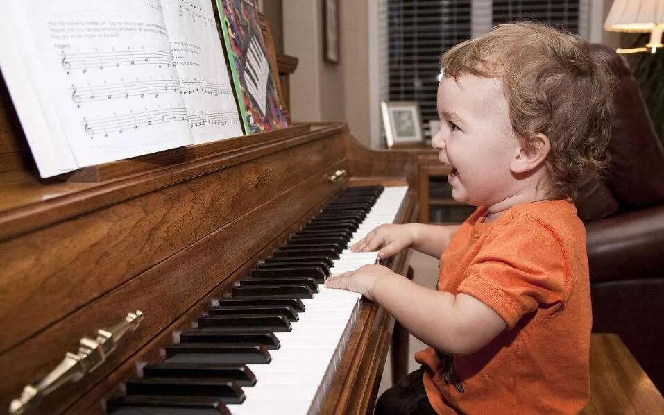 孩子学琴 究竟学着玩还是玩着学好呢？