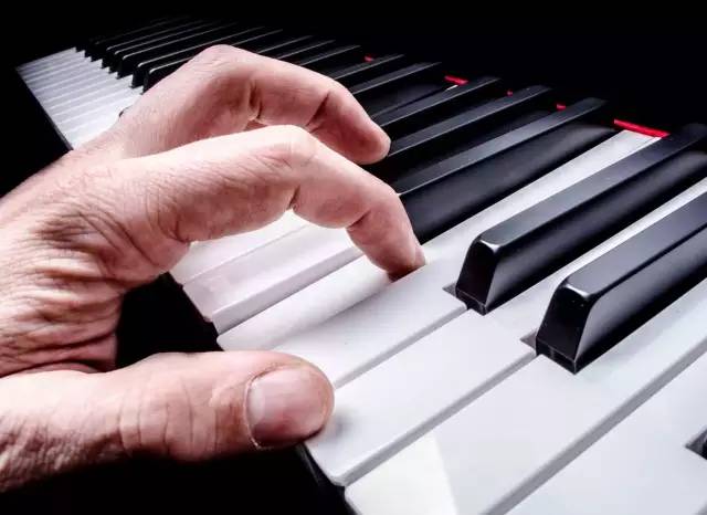 趣谈钢琴触键手指的角度