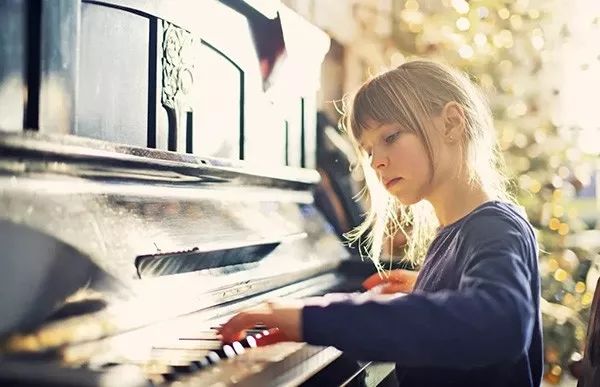 弹钢琴如何做到弱而不虚？