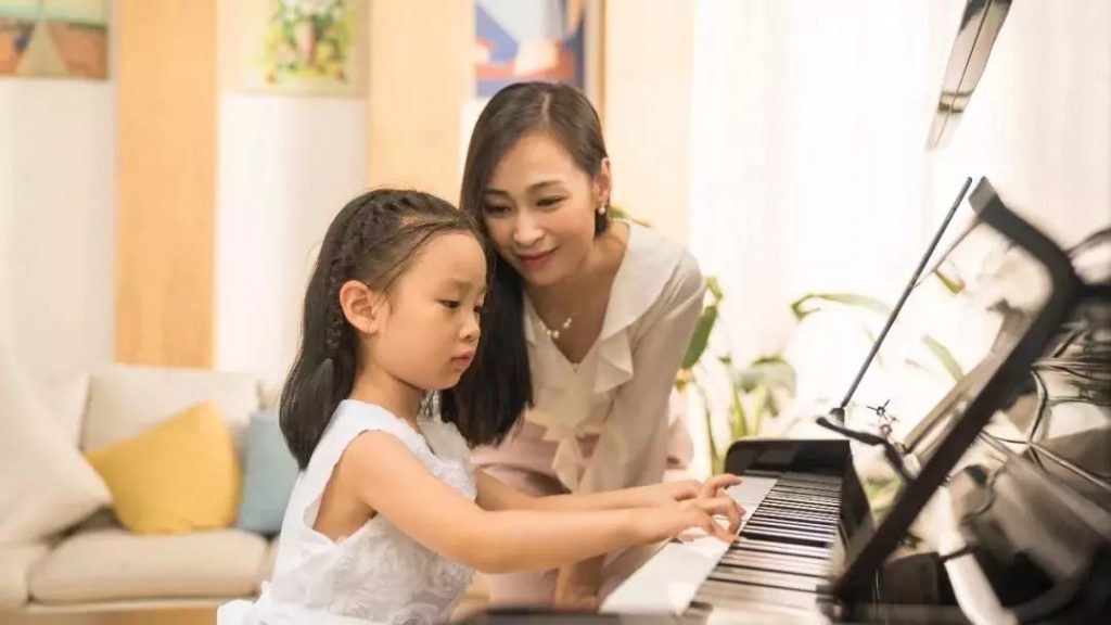 上钢琴课时，妈妈这样做会让孩子学不好