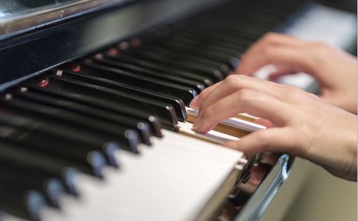 钢琴弹奏声音“散”“生硬”是咋回事？