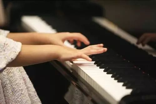 钢琴教学中，如何训练手指支撑？