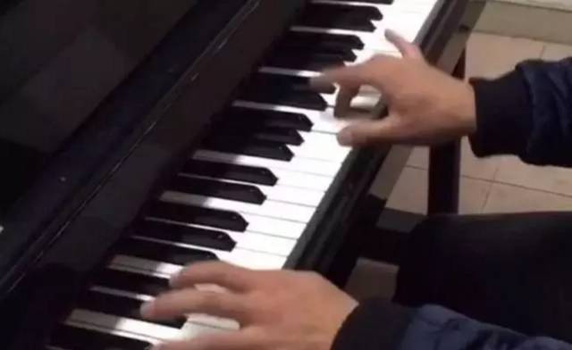 弹钢琴时翘兰花指是对是错？
