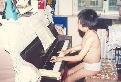 郎朗小时候练琴照片