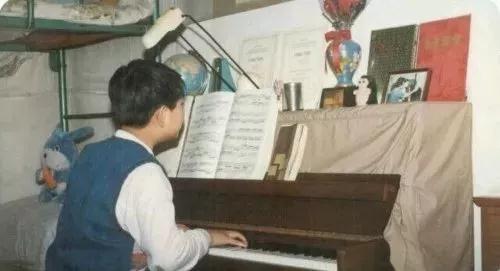 郎朗小时候练琴照片