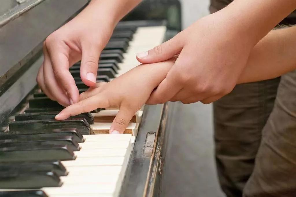钢琴弹奏时，弱指应如何改进？ 