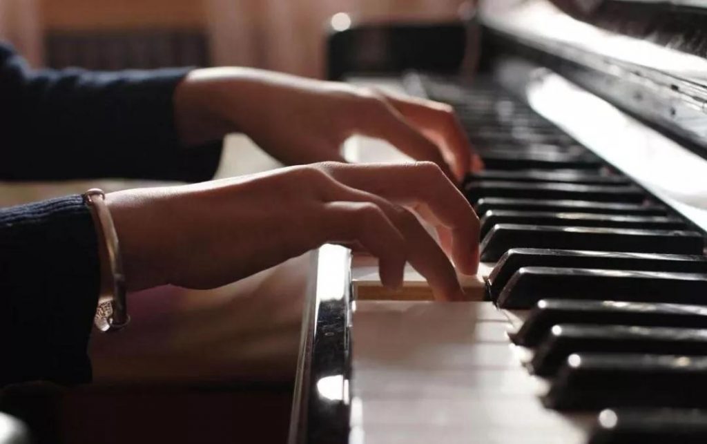 钢琴弹奏时，弱指应如何改进？ 