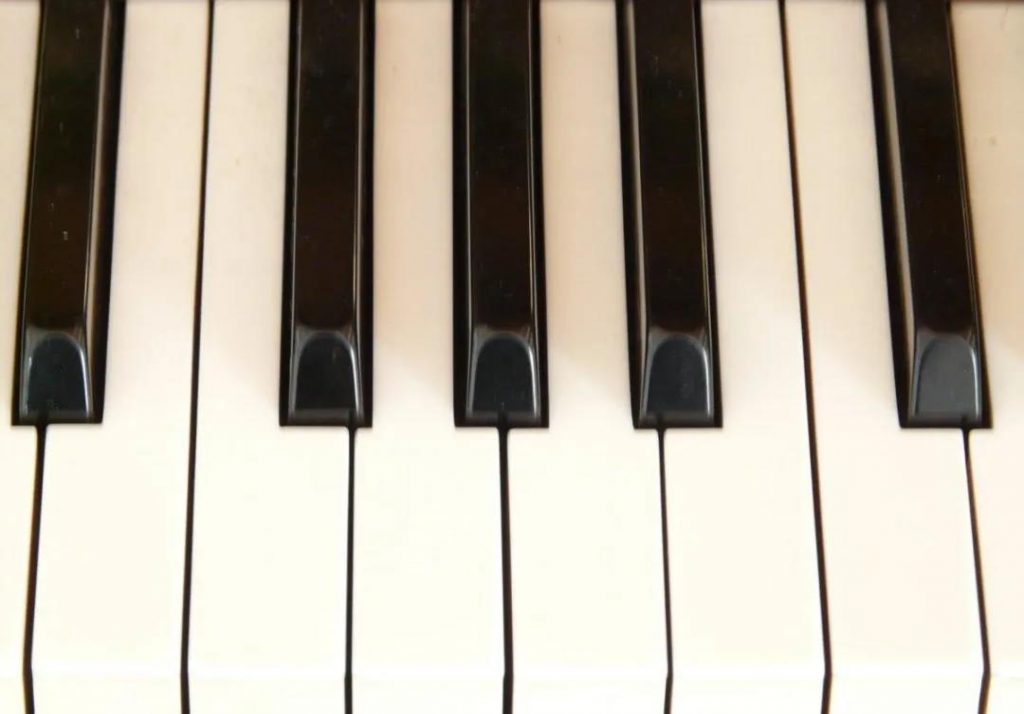 钢琴为什么分黑白键？