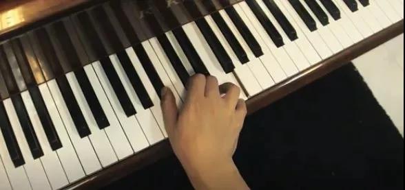 钢琴常见的错误手型凹手腕