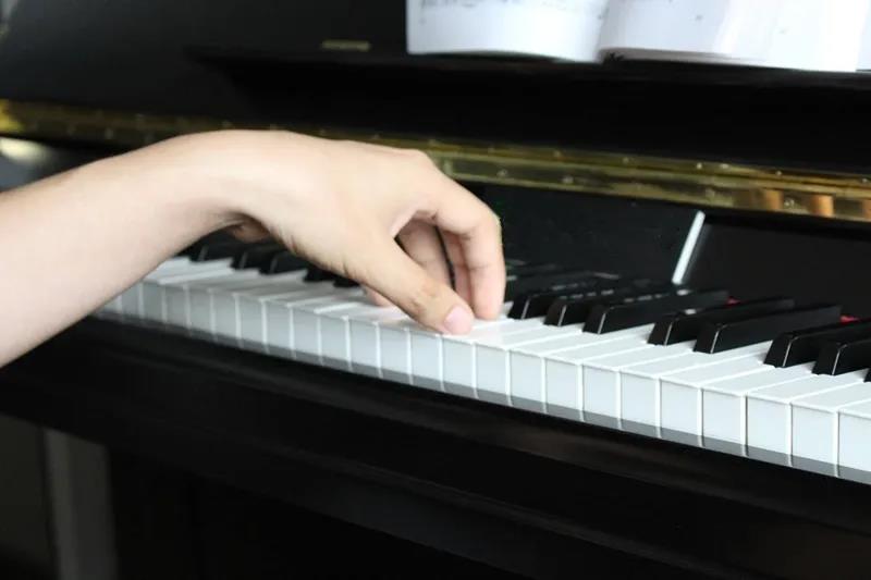 钢琴常见的错误手型抬高手腕
