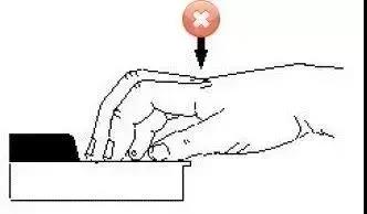 钢琴常见的错误手型掌关节塌陷