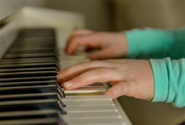 学钢琴贪便宜，当心误了孩子的一生！ 